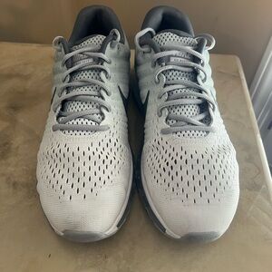 Nike Men's Light Gray Athletic Shoes